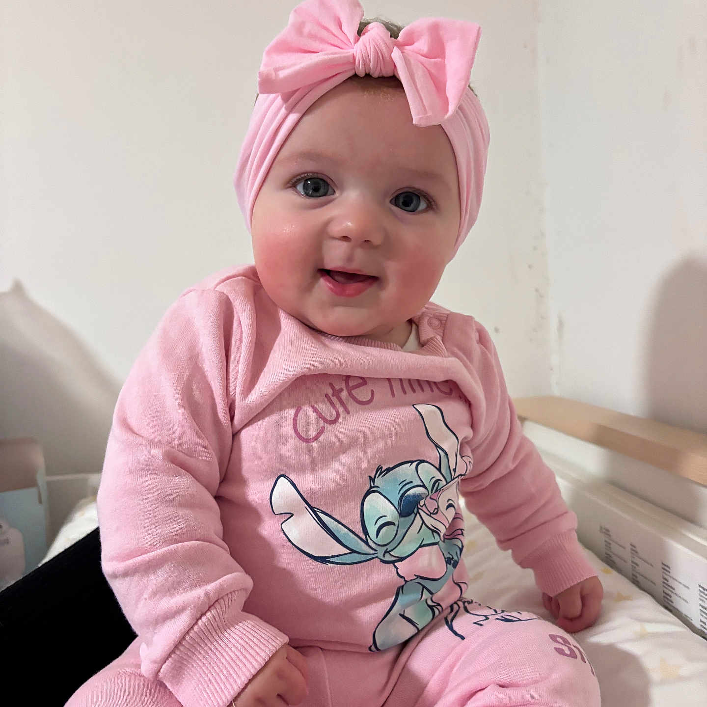 Malyah a rejoint le concours — aidez-le/la à gagner de superbes lots ! baby, bow, cartoon, cheeks, child, clothing, cozy, cute, face, hands, happy, headband, indoor, infant, pajamas, person, pink, portrait, sitting, smile