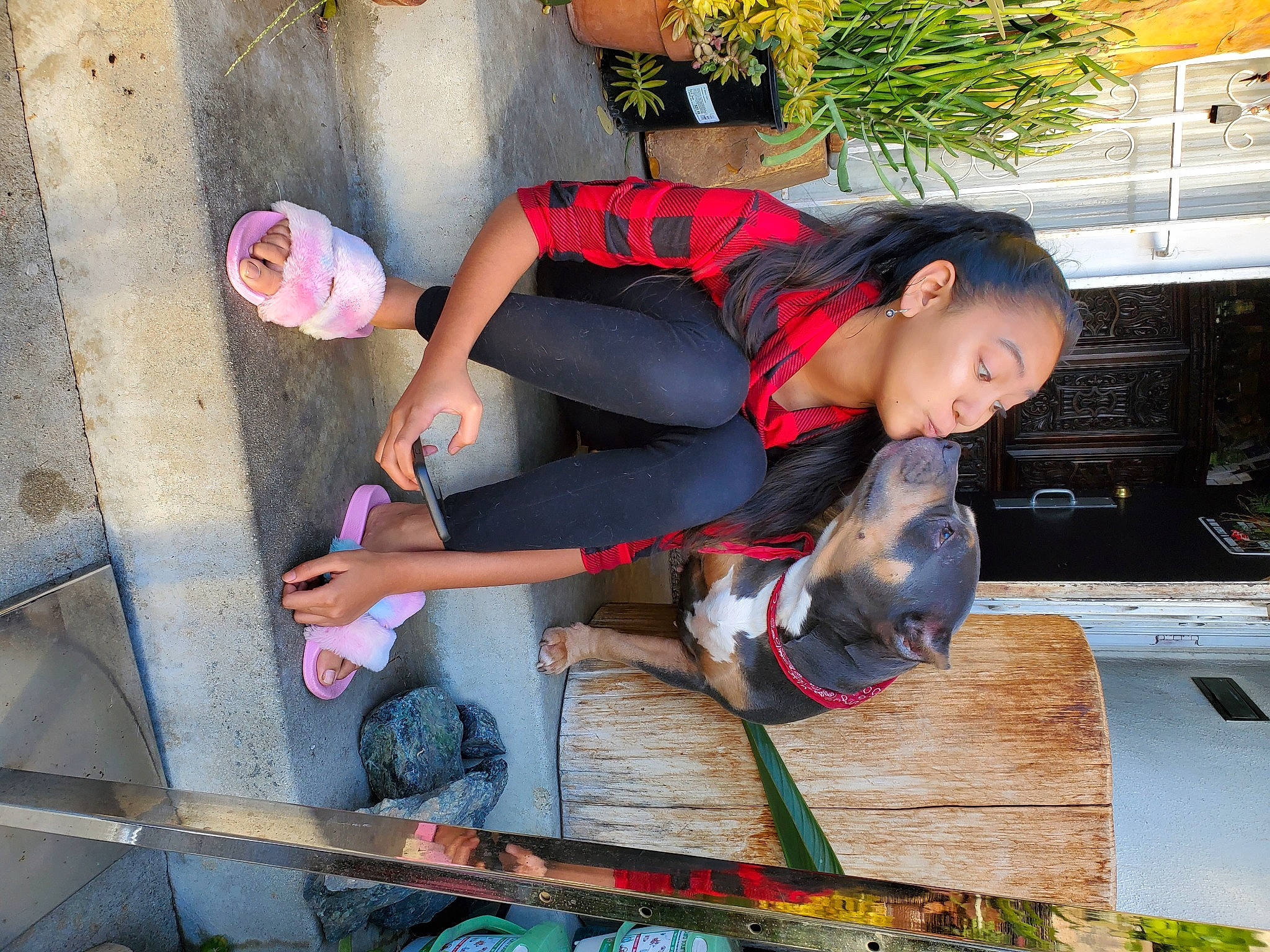 Minnie is registered to the contest to win money with this photo: costume, denim, foot, fun, home_appliance, houseplant, human_leg, kitchen_appliance, knee, leisure, microwave_oven, plant, sandal, sitting, street_fashion, t_shirt, thigh, vacation, waist