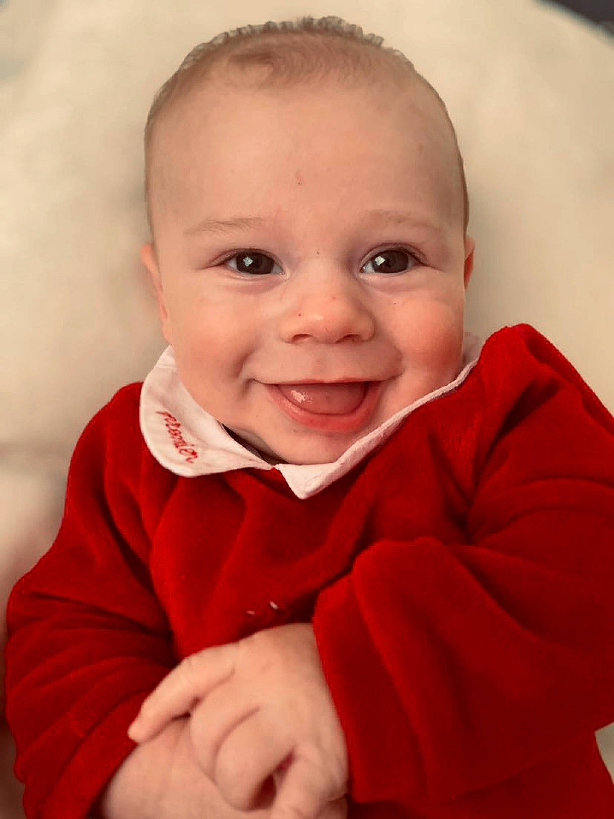 Maé a rejoint le concours — aidez-le/la à gagner de superbes lots ! baby, baby_toddler_clothing, cheek, child, close_up, collar, comfort, finger, fun, gesture, happy, iris, joy, lip, mouth, nose, outerwear, person, skin, sleeve