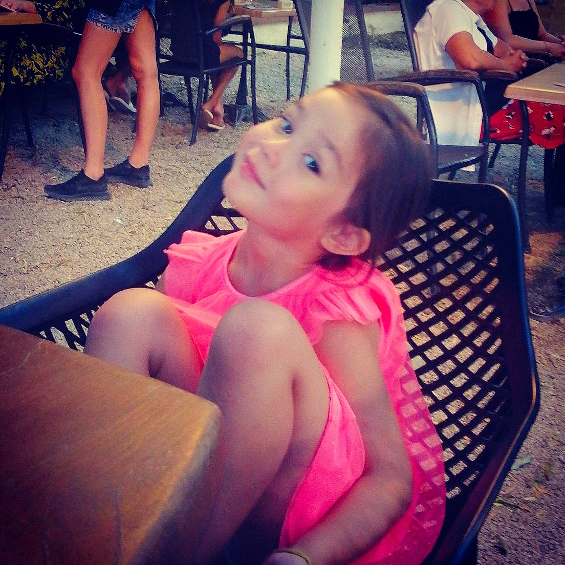 Jahde a rejoint le concours — aidez-le/la à gagner de superbes lots ! beauty, chair, child, cool, flesh, fun, furniture, human_body, human_leg, lap, leg, long_hair, mouth, person, pink, sitting, sky, summer, thigh, toddler