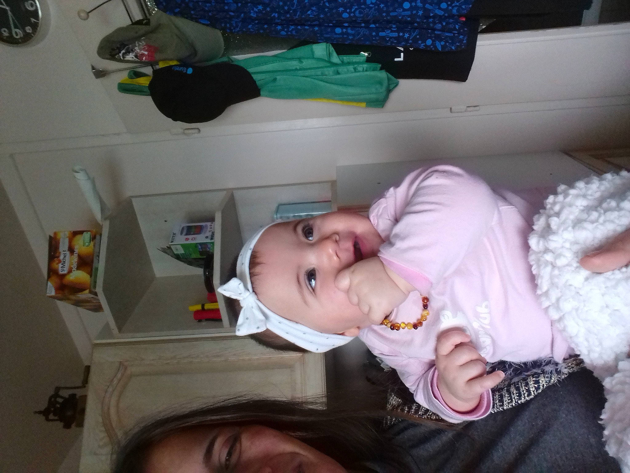 Chanel a rejoint le concours — aidez-le/la à gagner de superbes lots ! baby, baby_products, baby_toddler_clothing, child, event, eyewear, fun, hairstyle, happy, hat, headwear, mouth, nose, party, person, refrigerator, room, shelf, smile, toddler