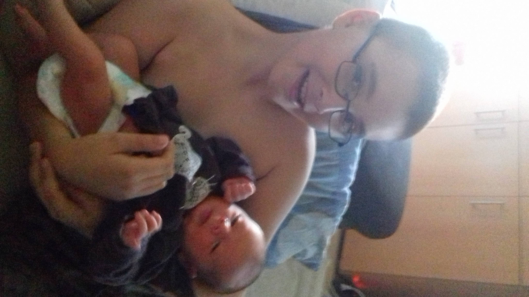 Rahyan participe au concours pour gagner de l'argent avec cette photo : baby, birth, black_hair, child, fun, hand, joy, mouth, muscle, person, photography, selfie