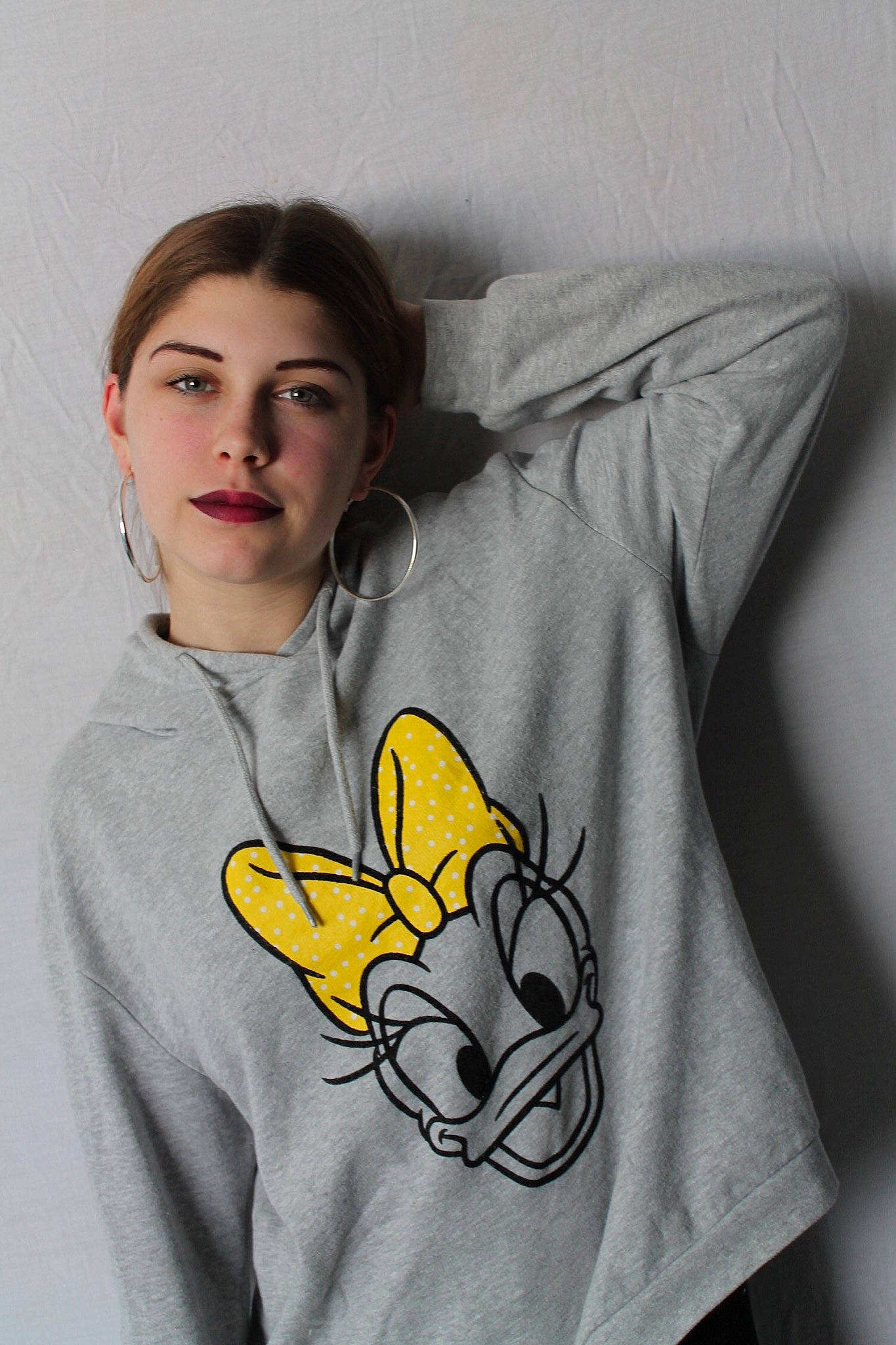 Lisa Marie participe au concours pour gagner de l'argent avec cette photo : butterfly, ear, joint, linens, neck, person, plant, shoulder, smile, t_shirt, textile, top, yellow