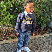 Amonn a rejoint le concours — aidez-le/la à gagner de superbes lots ! boy, casual_clothing, child, cute, daylight, expression, fashion, greenery, jeans, leaves, nature, outdoor, pavement, portrait, side_view, standing, sunlight, sweatshirt, white_sneakers, young