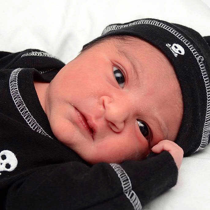 Lionel is registered to the contest to win money with this photo:
