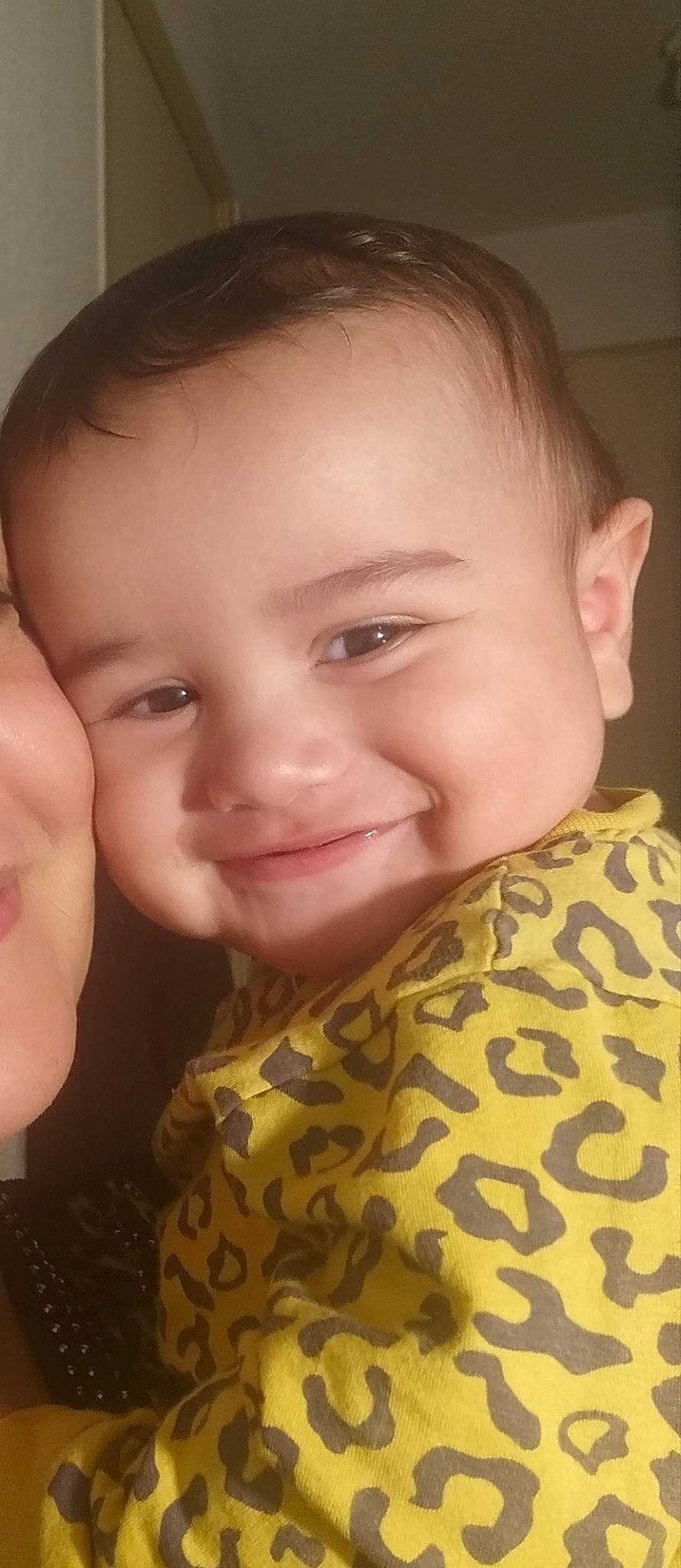 Zayn participe au concours pour gagner de l'argent avec cette photo : arm, cheek, chin, ear, eye, eyebrow, face, facial_expression, forehead, hand, head, human_body, joy, lip, mouth, muscle, nose, organ, person, skin