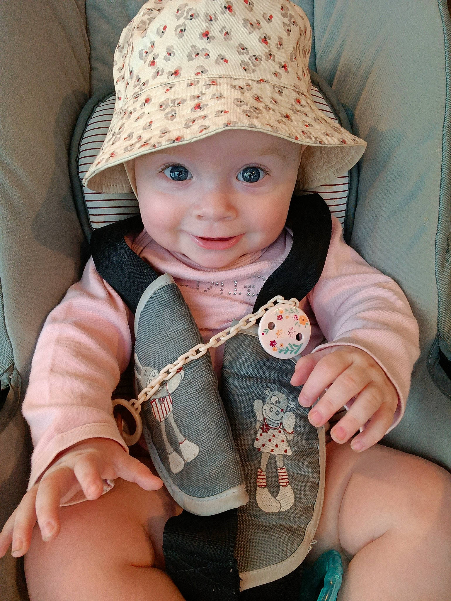 Evy participe au concours pour gagner de l'argent avec cette photo : baby, baby_toddler_clothing, cap, child, cool, eye, finger, gesture, happy, hat, head, headwear, nail, pattern, person, product, skin, smile, sun_hat, thumb