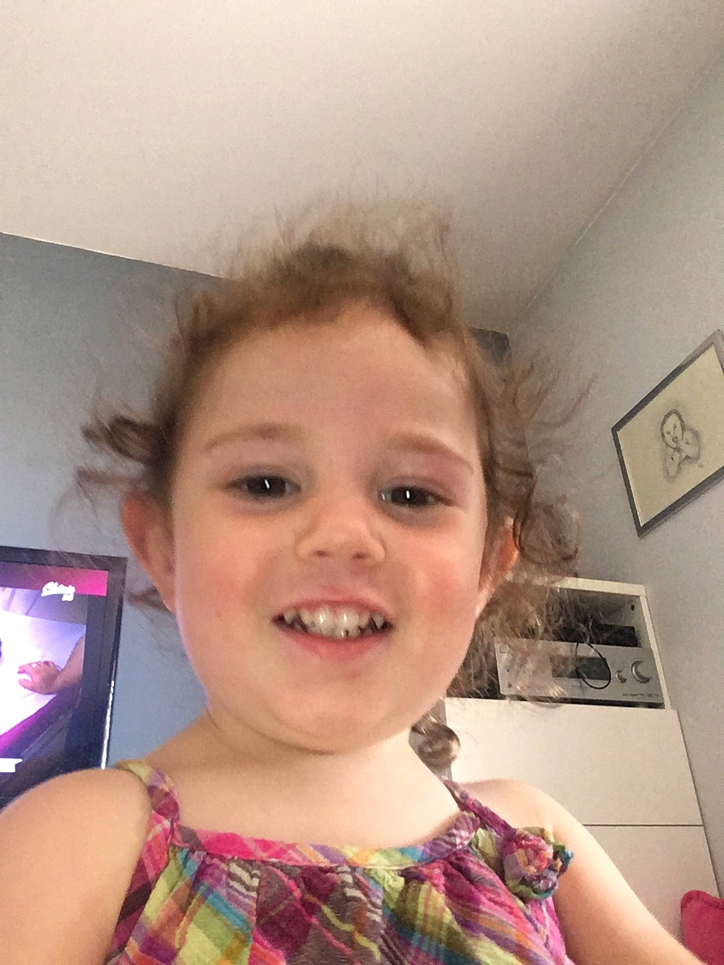 Charlotte participe au concours pour gagner de l'argent avec cette photo : black_hair, blond, cheek, chin, ear, eyebrow, face, finger, forehead, girl, hair, hairstyle, hand, head, human_hair_color, lip, mouth, neck, nose, person