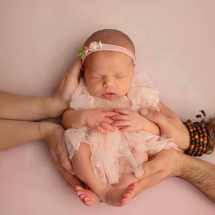 Adèle a rejoint le concours — aidez-le/la à gagner de superbes lots ! accessories, baby, bodypart, bonnet, clothing, dress, face, finger, hand, happy, hat, head, jewelry, newborn, person, photography, portrait, sleeping, smile, wrist