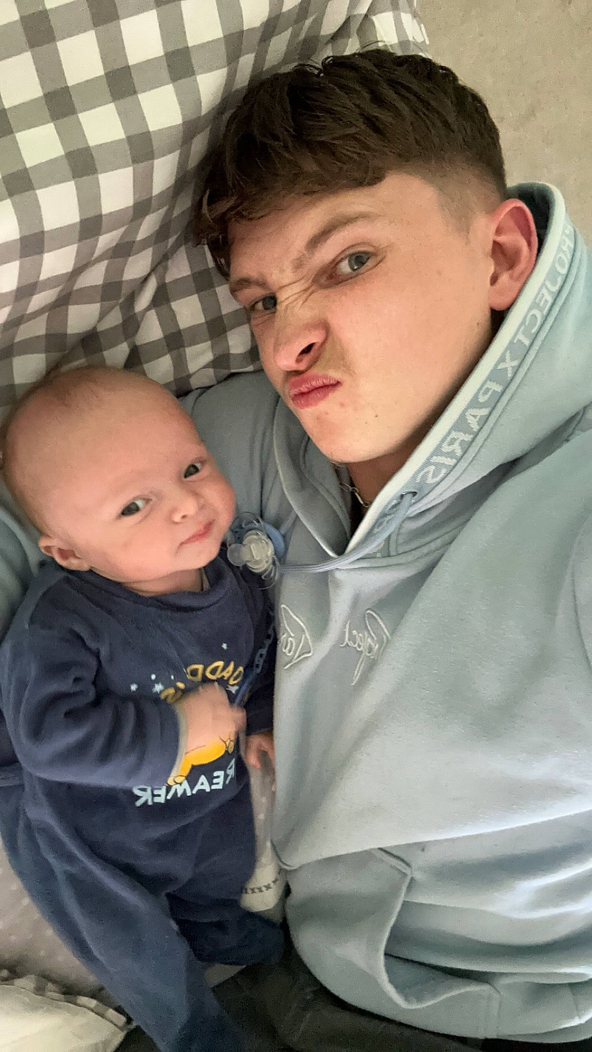 Tiago participe au concours pour gagner de l'argent avec cette photo : anger, baby, cheek, child, chin, event, eye, flash_photography, forehead, formal_wear, fun, fur, hair, happy, iris, mouth, nose, person, plaid, sitting