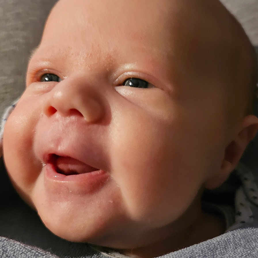 Allano participe au concours pour gagner de l'argent avec cette photo : baby, blanket, cheeks, child, close_up, cozy, cute, expression, eyes, face, happy, head, indoor, infant, newborn, person, portrait, skin, smiling, warm