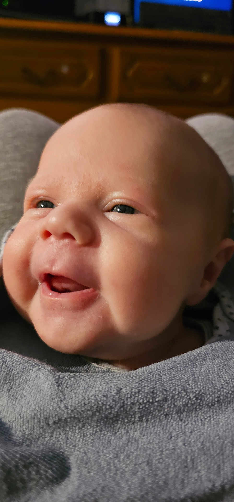 Allano participe au concours pour gagner de l'argent avec cette photo : baby, smiling, face, close_up, infant, cheeks, eyes, blanket, cozy, skin, portrait, cute, happy, child, newborn, expression, warm, indoor, person, head
