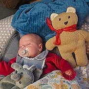 Allano a rejoint le concours — aidez-le/la à gagner de superbes lots ! animal_pattern, baby, blanket, blue_blanket, child, comfort, couch, cozy, cute, fabric, home, indoors, infant, knitted_teddy, pacifier, plush_toy, red_clothing, resting, sleeping, soft_toy