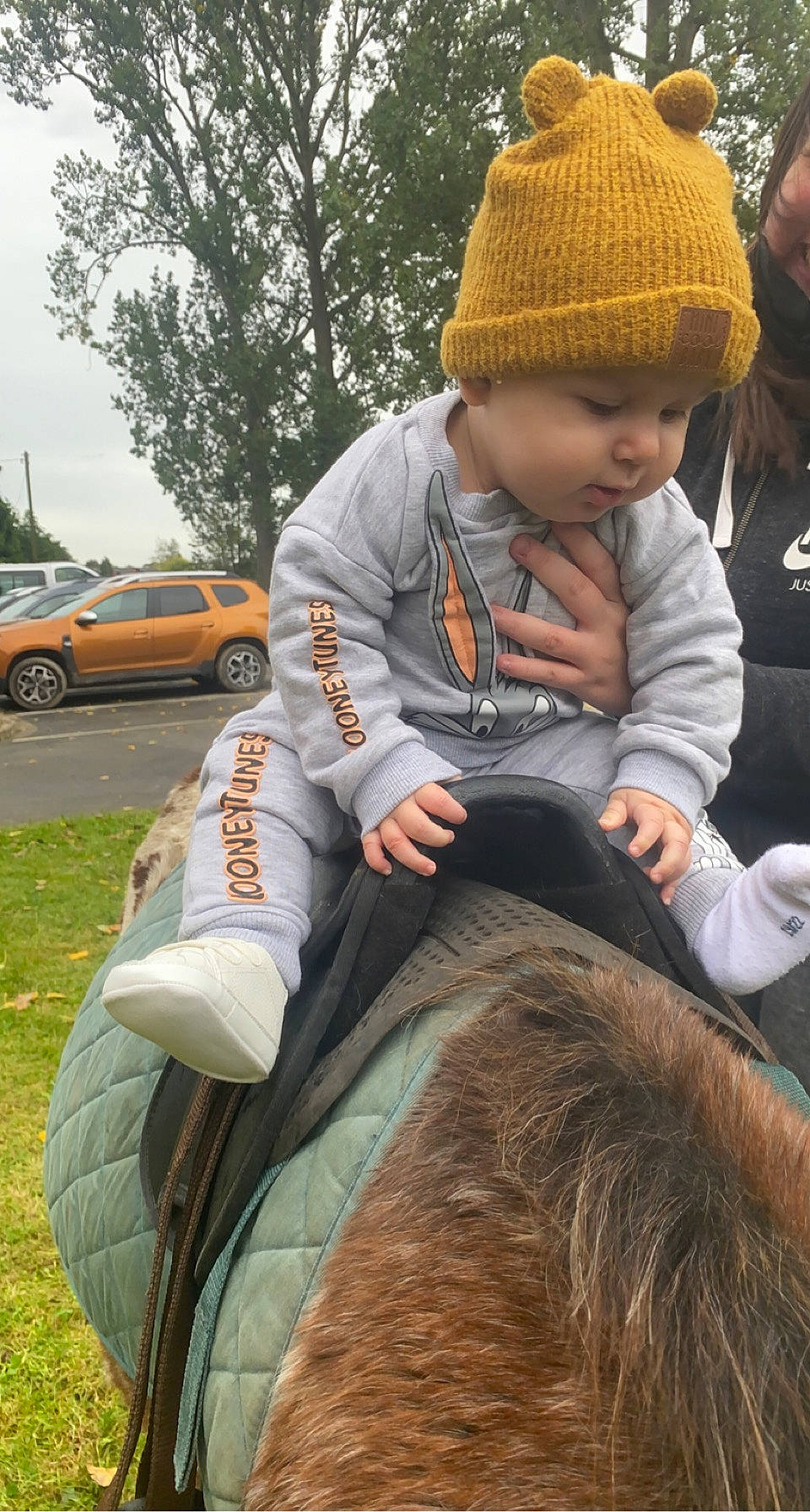 éden participe au concours pour gagner de l'argent avec cette photo : bridle, cap, car, cool, equestrianism, fun, headgear, headwear, horse, horse_supplies, horse_tack, interaction, mammal, outerwear, person, photograph, saddle, tire, tree, vertebrate