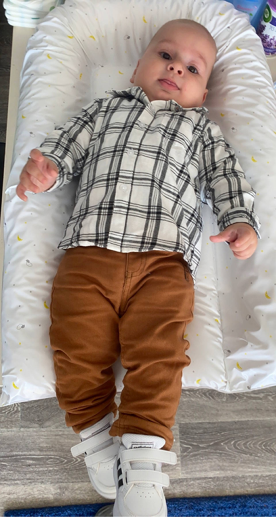 éden a rejoint le concours — aidez-le/la à gagner de superbes lots ! baby, baby_toddler_clothing, child, collar, comfort, cool, dress_shirt, happy, khaki_pants, leg, orange, outerwear, pattern, person, plaid, product, sleeve, tartan, textile, toddler