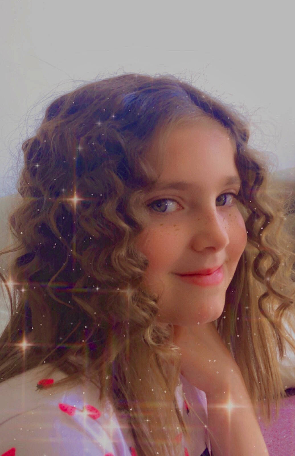 Marion participe au concours pour gagner de l'argent avec cette photo : beauty, black_hair, blond, brown_hair, chin, eyebrow, eyelash, face, feathered_hair, forehead, hair, hair_coloring, hairstyle, head, joy, layered_hair, lip, long_hair, person, ringlet