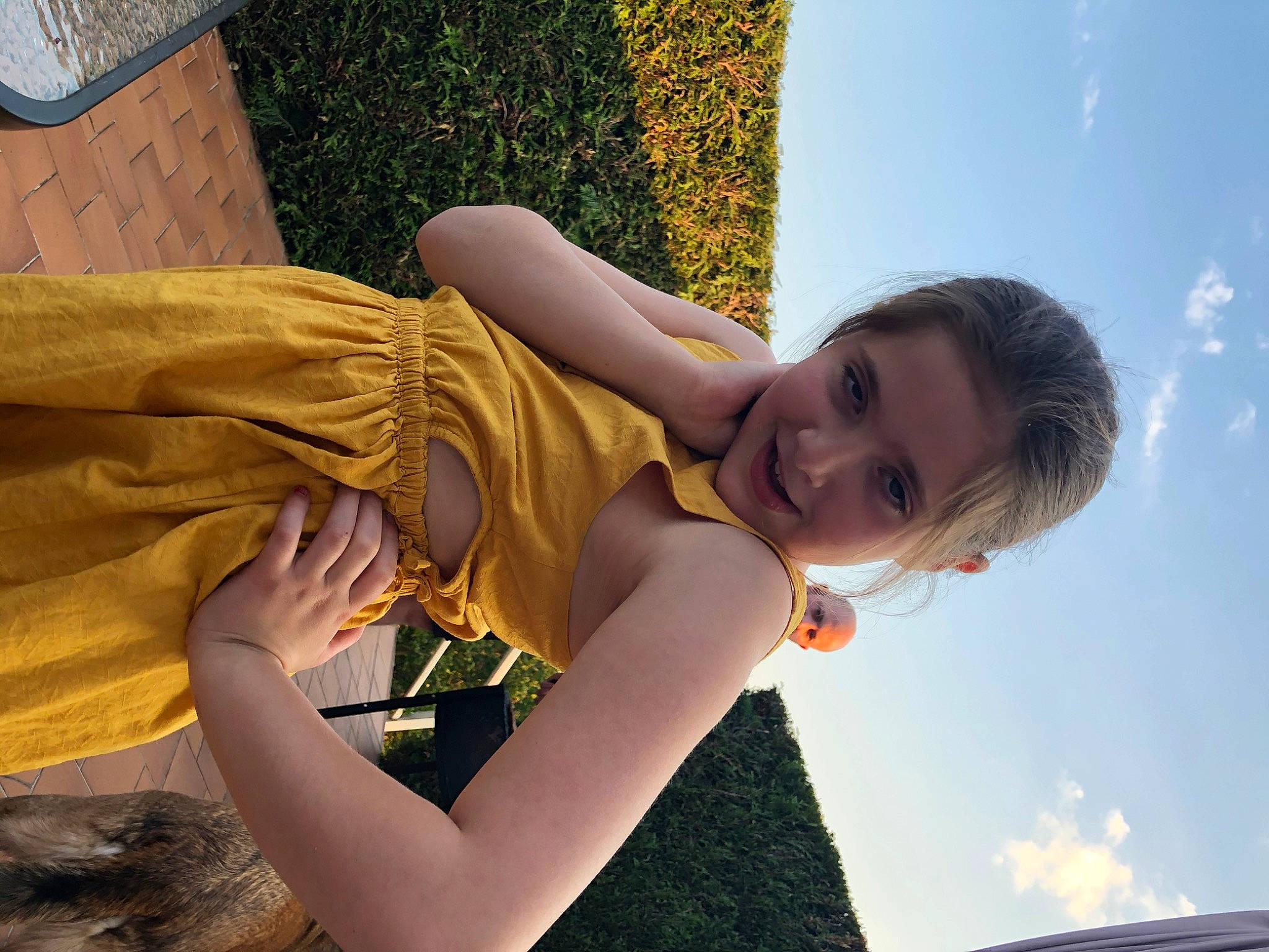 Marion a rejoint le concours — aidez-le/la à gagner de superbes lots ! arm, beauty, child, elbow, eye, grass, hand, happy, joy, leg, leisure, long_hair, love, person, photography, sky, smile, summer, tree, vacation