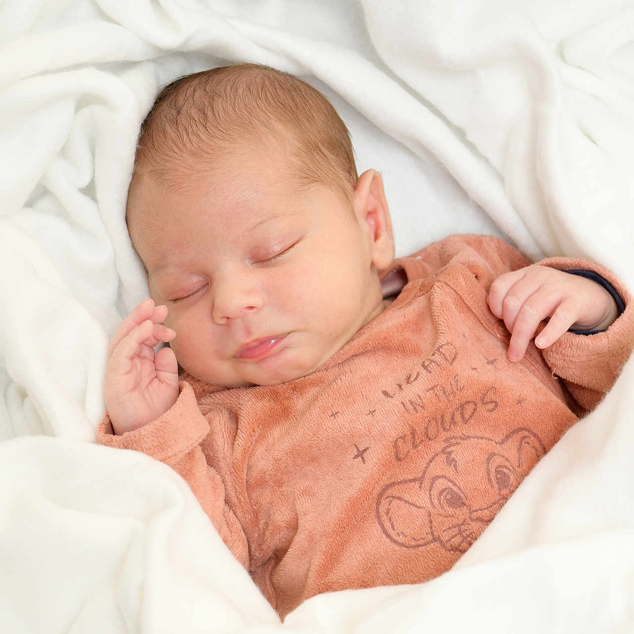 Isao participe au concours pour gagner de l'argent avec cette photo : baby, back, bed, blanket, bodypart, face, finger, furniture, hand, head, newborn, person, photography, portrait, skin, sleeping, tattoo
