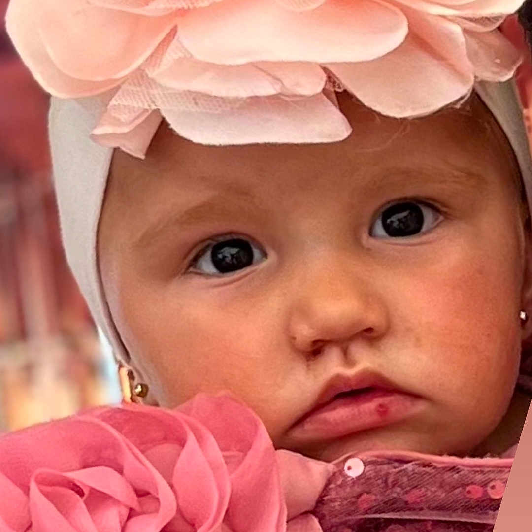 Djensy participe au concours pour gagner de l'argent avec cette photo : adorable, baby, child, closeup, clothing, cute, earrings, eyebrows, fabric, face, flower, hand, headband, infant, lips, person, pink, portrait, skin, soft
