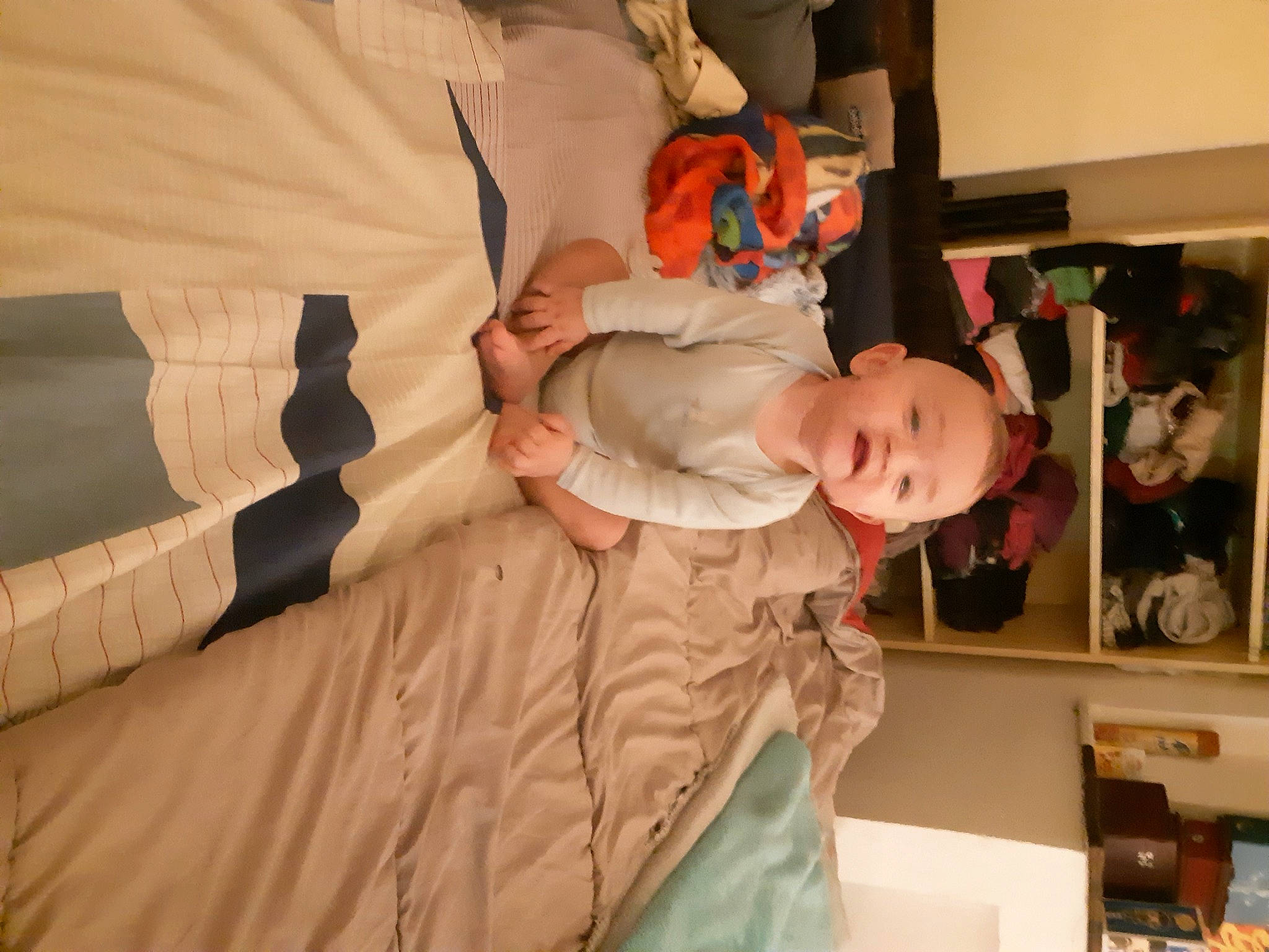 Shaïdenn a rejoint le concours — aidez-le/la à gagner de superbes lots ! baby, baby_products, baby_toddler_clothing, child, comfort, person, picture_frame, shelf, shelving, toddler