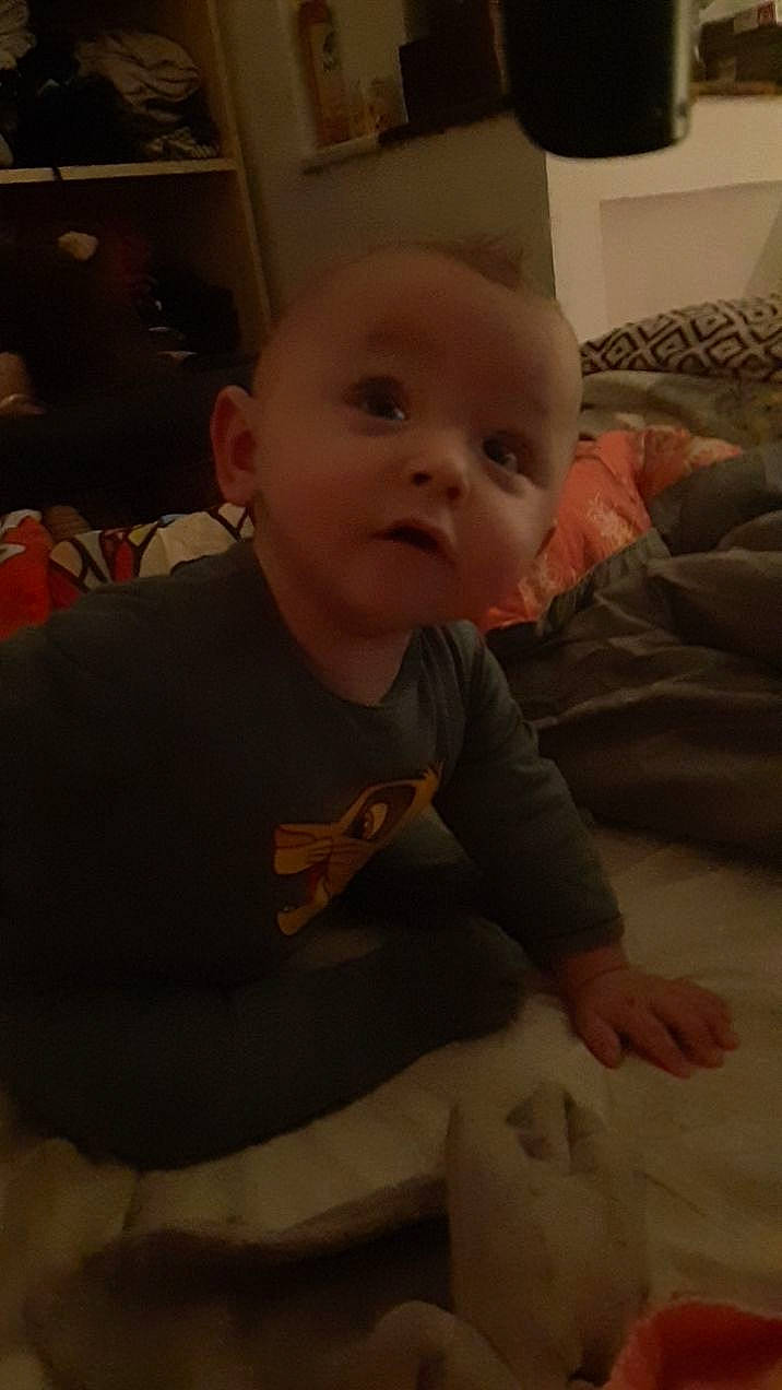 Shaïdenn participe au concours pour gagner de l'argent avec cette photo : baby, baby_toddler_clothing, cheek, child, comfort, living_room, person, room, shelf, toddler