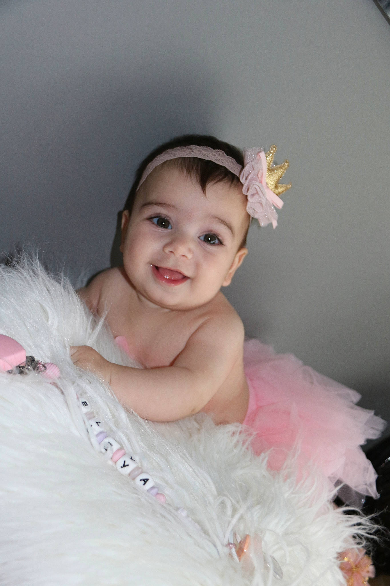 Eléya a rejoint le concours — aidez-le/la à gagner de superbes lots ! baby, baby_toddler_clothing, bridal_accessory, child, embellishment, event, eye, fashion_accessory, flash_photography, fur, happy, headgear, headpiece, iris, jewellery, joy, peach, person, pink, skin
