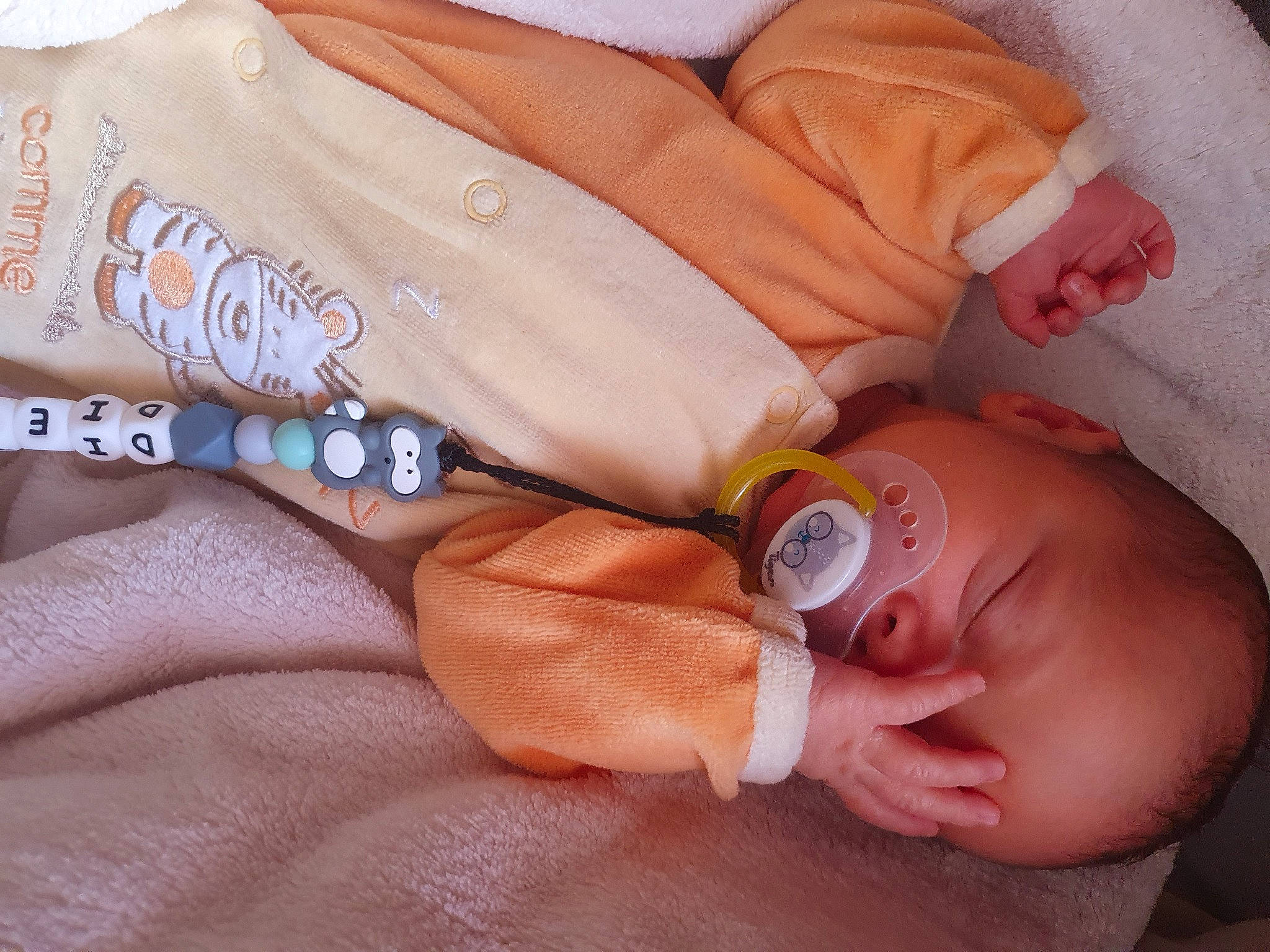 Diego a rejoint le concours — aidez-le/la à gagner de superbes lots ! baby, baby_products, baby_sleeping, baby_toddler_clothing, bedtime, child, comfort, finger, linens, nail, pattern, peach, person, room, skin, sleep, textile, thumb, toddler