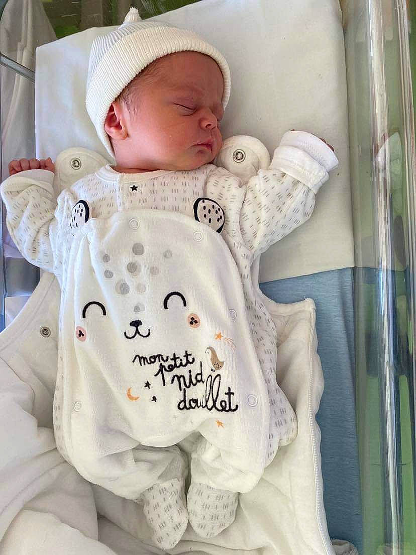 Diego a rejoint le concours — aidez-le/la à gagner de superbes lots ! baby, baby_products, baby_safety, baby_sleeping, baby_toddler_clothing, bedding, cap, child, comfort, fur, hood, hoodie, linens, pattern, person, room, sleeve, t_shirt, textile, toddler