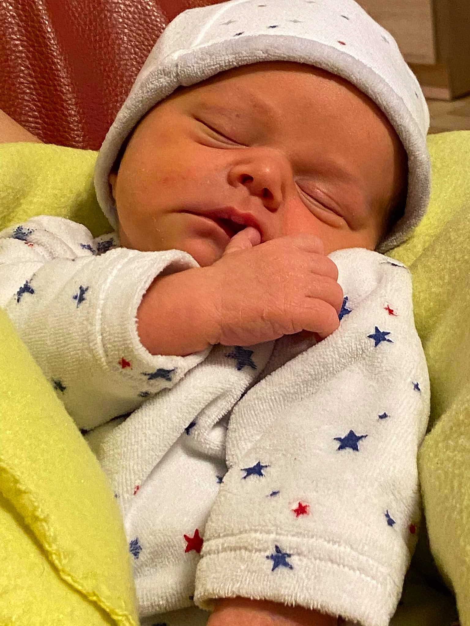 Diego a rejoint le concours — aidez-le/la à gagner de superbes lots ! baby, baby_products, baby_sleeping, baby_toddler_clothing, bedtime, carmine, cheek, child, comfort, finger, hand, headwear, linens, nail, nap, person, product, skin, textile, thumb