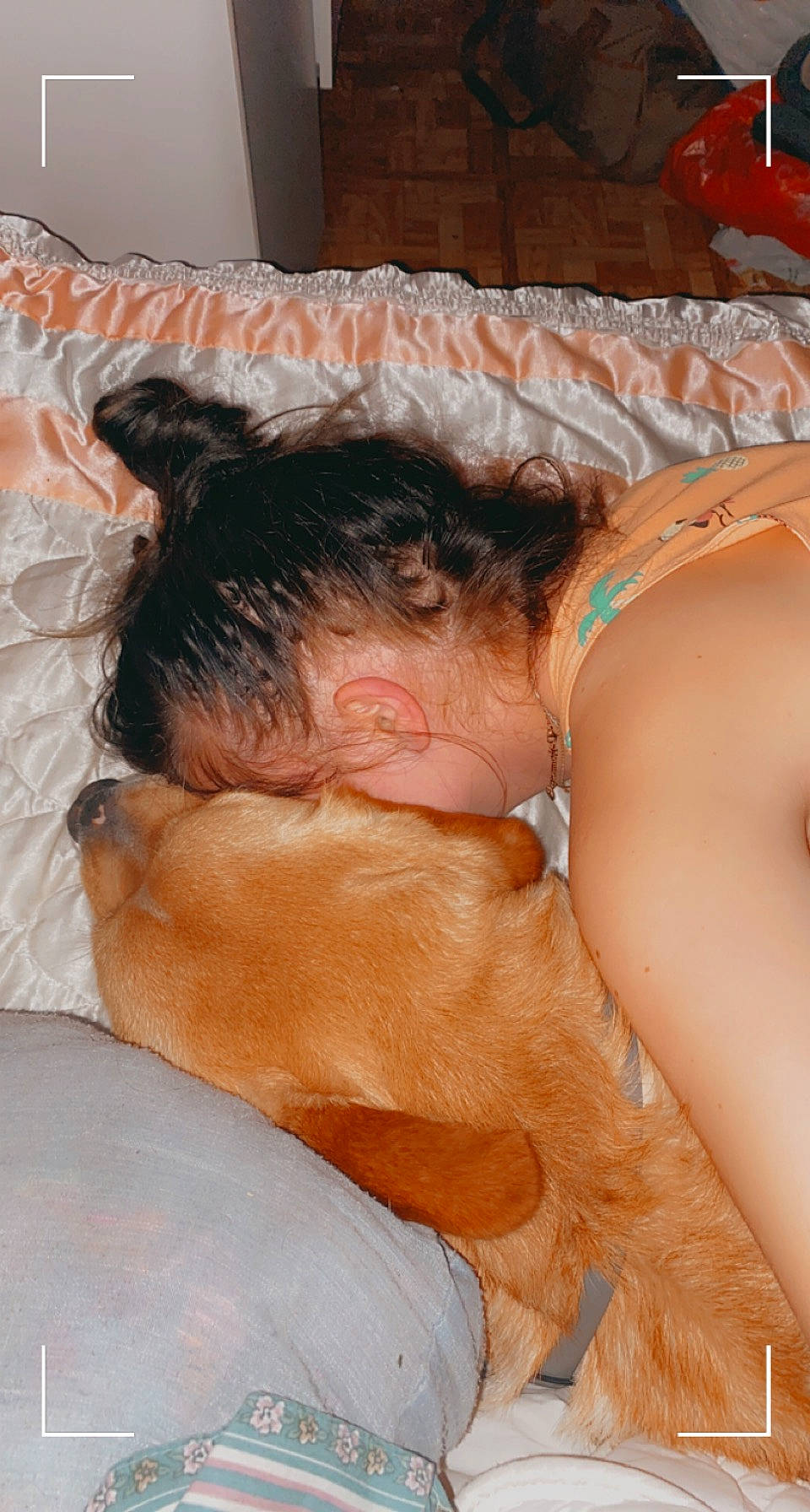 Rox a rejoint le concours — aidez-le/la à gagner de superbes lots ! abdomen, arm, barechested, bedding, black_hair, blond, brown_hair, chest, comfort, fun, hair, human_body, human_leg, linens, long_hair, neck, shoulder, textile, thigh, trunk