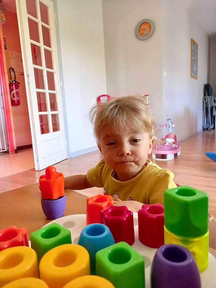 Lucia a rejoint le concours — aidez-le/la à gagner de superbes lots ! baby, baby_playing_with_toys, baby_products, baby_toys, child, door, flooring, fun, kindergarten, person, plastic, play, product, room, toddler, toy, toy_block, window