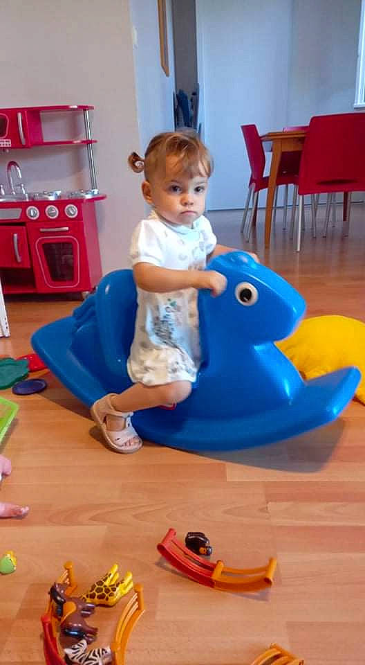 Ophélie participe au concours pour gagner de l'argent avec cette photo : baby, baby_toddler_clothing, cabinetry, child, drawer, electric_blue, floor, flooring, fun, joint, leisure, person, plastic, play, product, recreation, shoe, sitting, toddler, toy