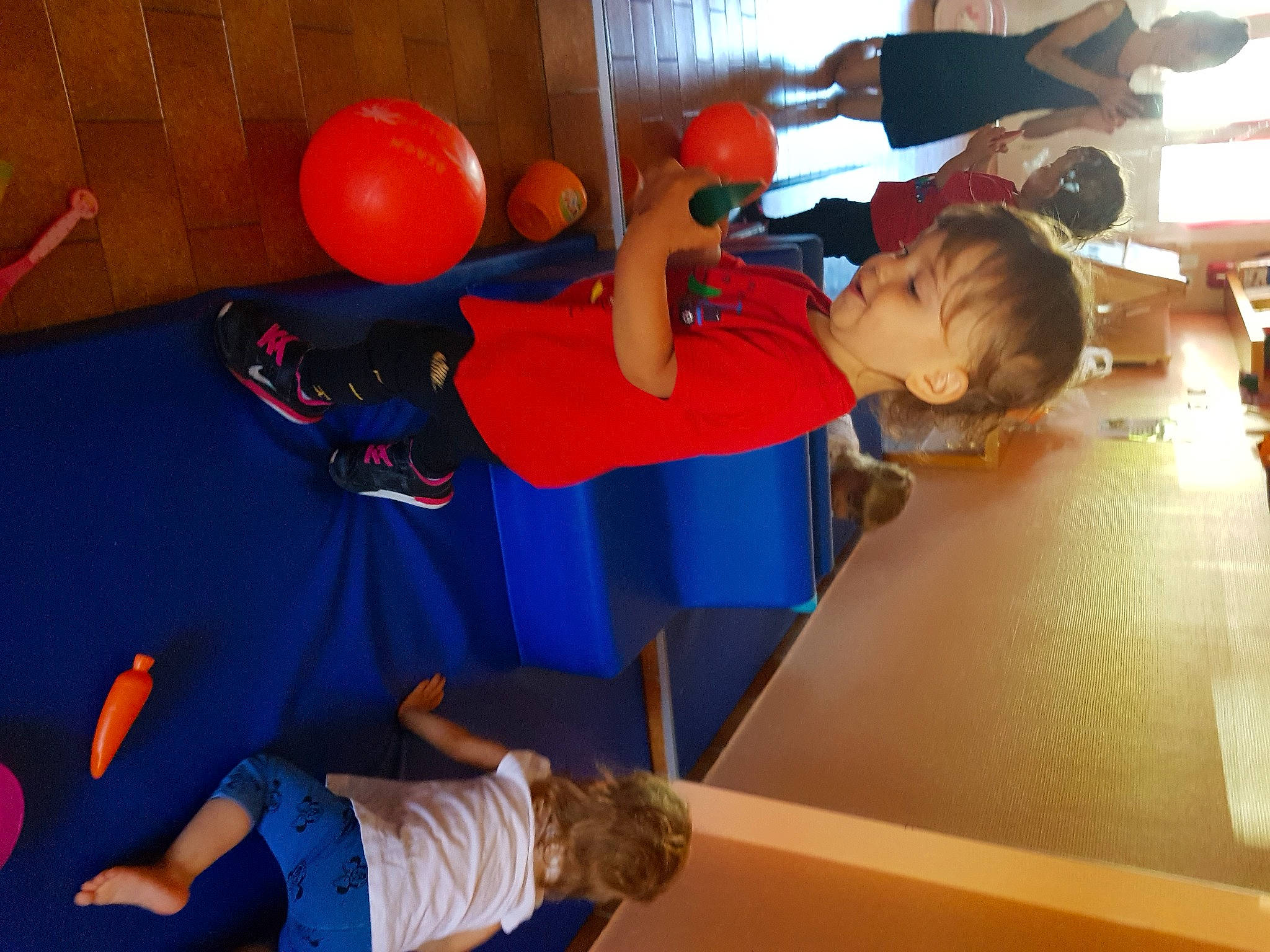 Ophélie participe au concours pour gagner de l'argent avec cette photo : balance, balloon, child, elbow, electric_blue, event, fun, joint, knee, leisure, orange, party_supply, person, physical_fitness, play, recreation, room, shorts, sportswear, t_shirt