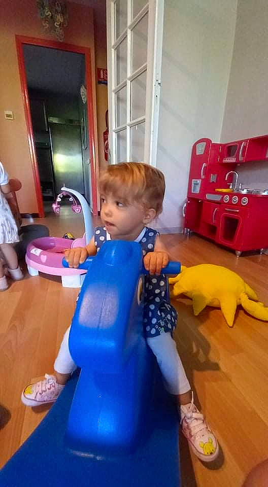 Luccia participe au concours pour gagner de l'argent avec cette photo : baby, baby_toys, child, cleanliness, electric_blue, fictional_character, flooring, fun, leisure, person, plastic, play, recreation, room, sitting, stuffed_toy, toddler, toy