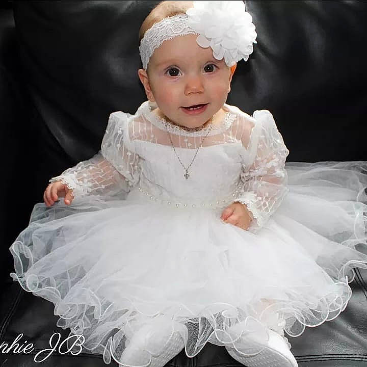 Lyvïa participe au concours pour gagner de l'argent avec cette photo : baby, baby_toddler_clothing, bonnet, child, child_model, costume, costume_accessory, day_dress, dress, embellishment, facial_expression, flash_photography, hair_accessory, happy, headband, headgear, headpiece, headwear, person, skin