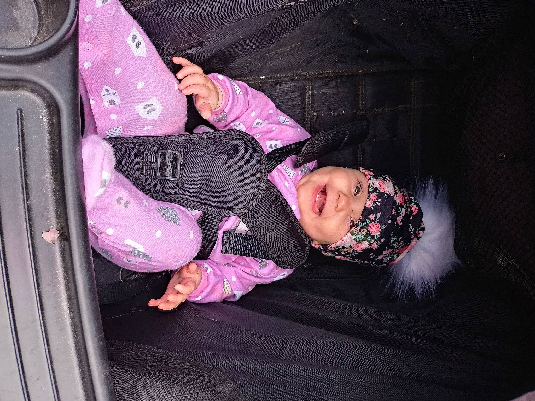 Lyvïa participe au concours pour gagner de l'argent avec cette photo : baby_toddler_clothing, cheek, comfort, cool, headwear, jacket, nose, person, pink, purple, sitting