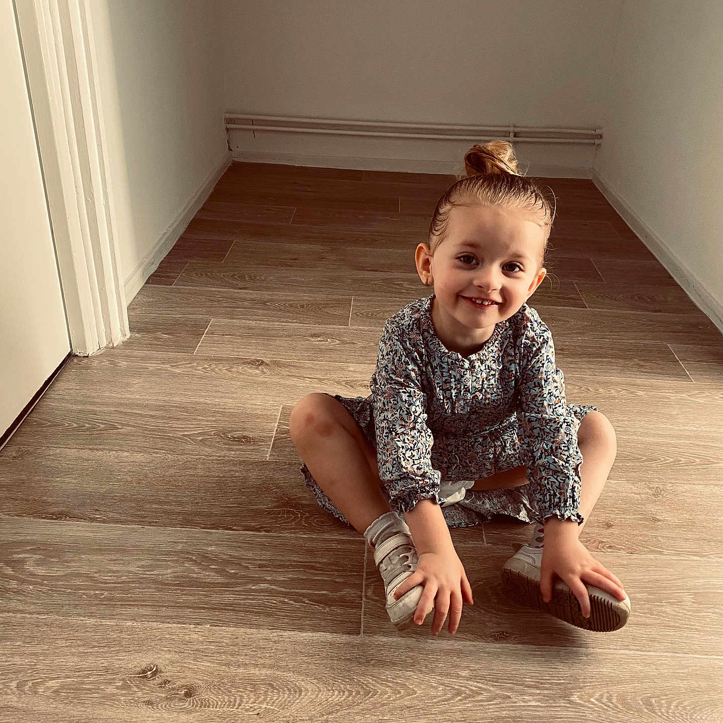 Ylianna a rejoint le concours — aidez-le/la à gagner de superbes lots ! blonde, boy, child, clothing, crawling, face, hair, hardwood, head, indoors, interiordesign, jeans, male, pants, person, photography, portrait, sitting, sleeve, wood