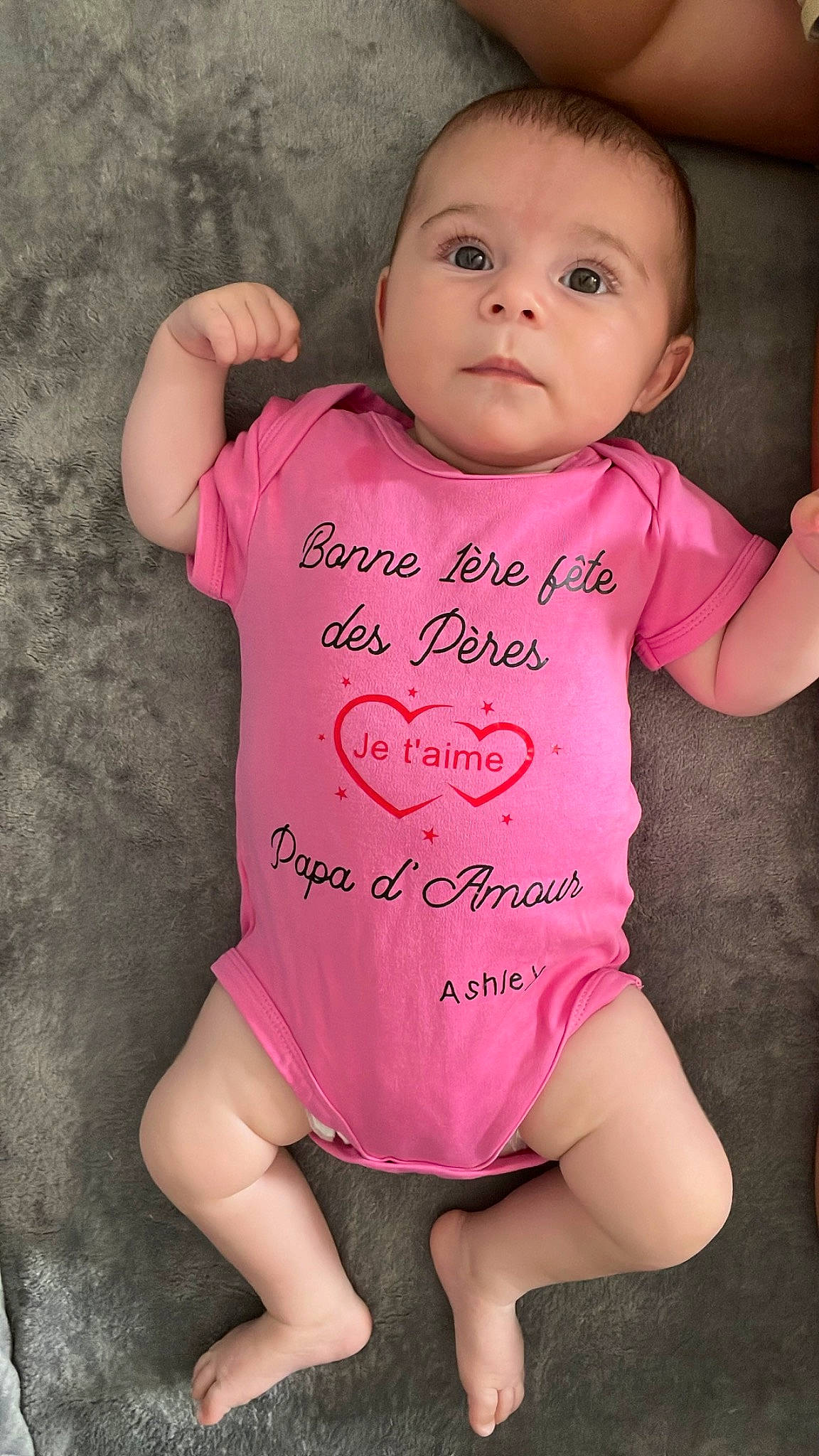 Ashley a rejoint le concours — aidez-le/la à gagner de superbes lots ! arm, baby_toddler_clothing, cheek, chin, clothing, eye, face, facial_expression, hair, hand, head, jeans, joint, leg, lip, neck, nose, organ, person, skin