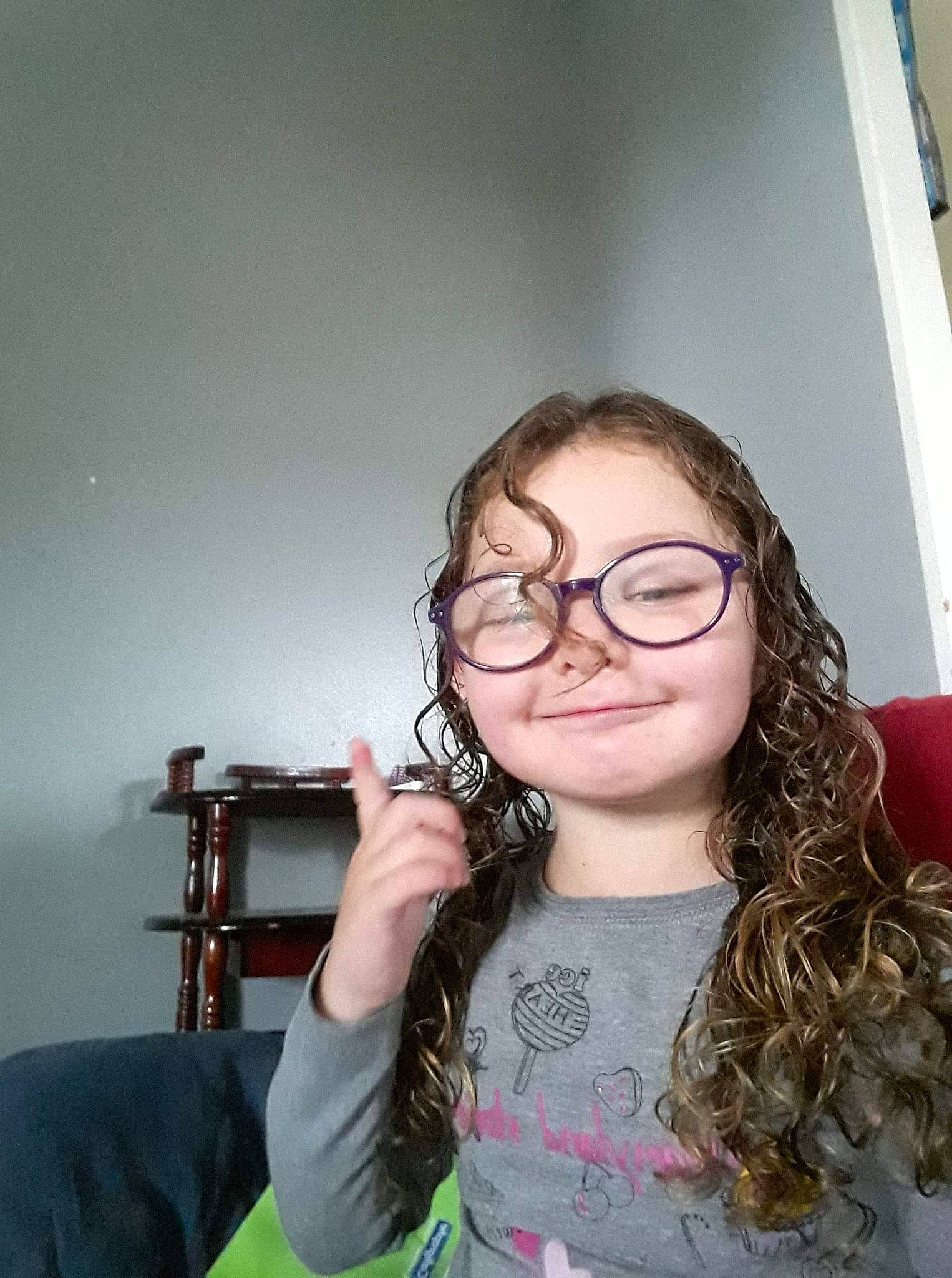 Leonie a rejoint le concours — aidez-le/la à gagner de superbes lots ! brown_hair, eyewear, forehead, fun, glasses, hair, hairstyle, jaw, joy, lip, long_hair, person, photography, smile, vision_care