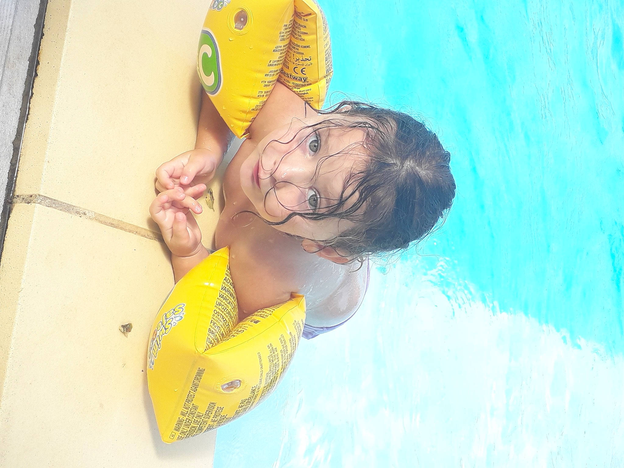 Leonie participe au concours pour gagner de l'argent avec cette photo : child, fun, leisure, person, recreation, smile, yellow