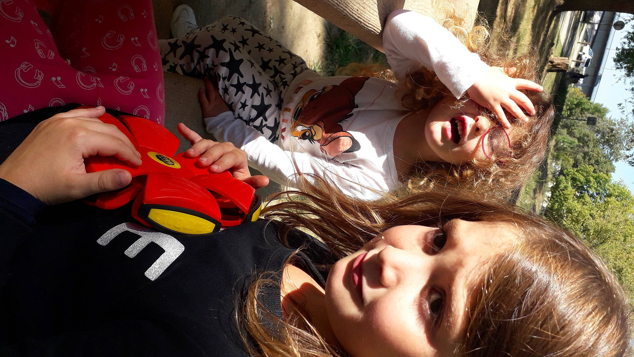 Leonie a rejoint le concours — aidez-le/la à gagner de superbes lots ! finger, hand, mouth, nail, person