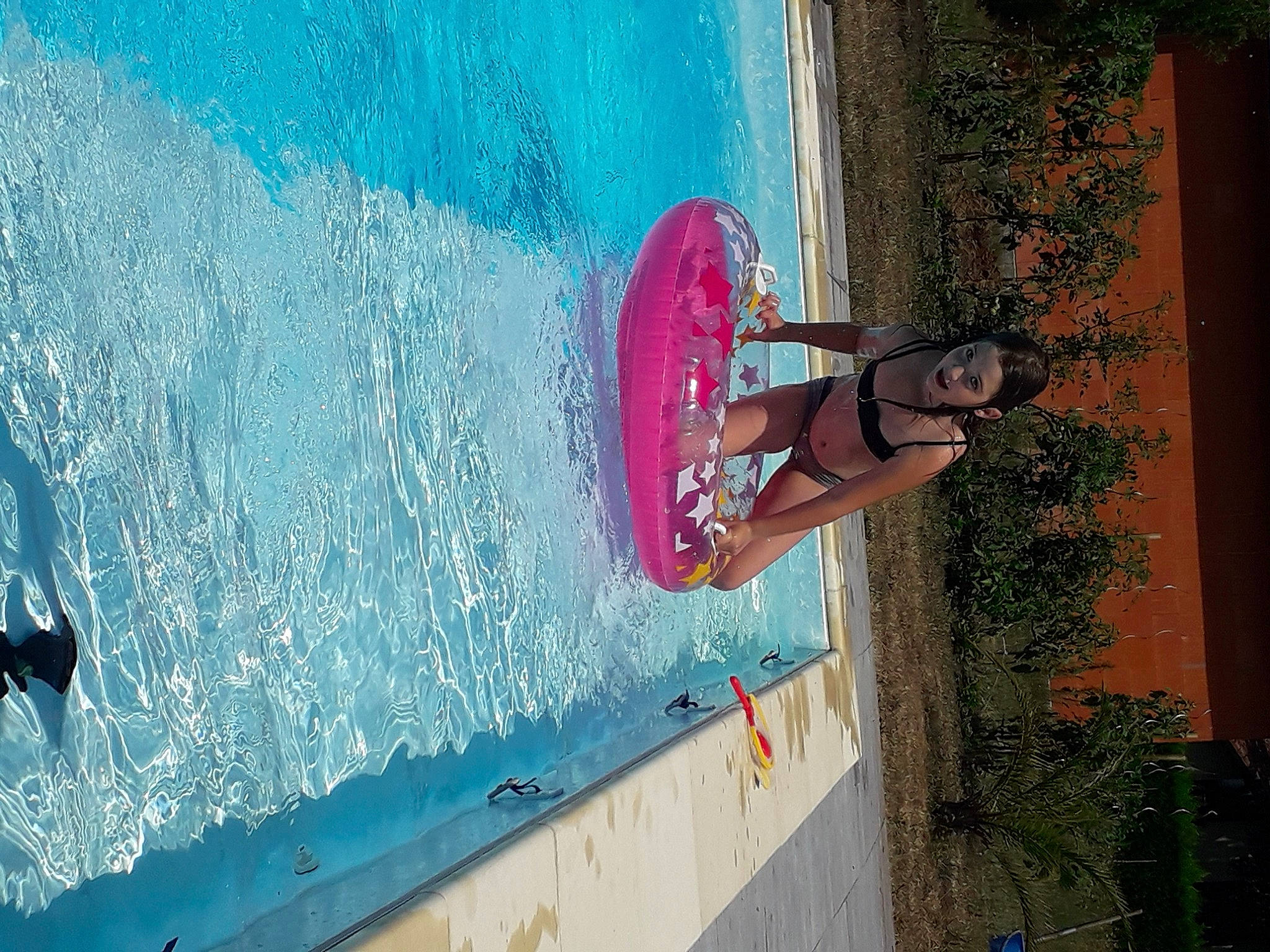 Julie participe au concours pour gagner de l'argent avec cette photo : art, azure, blue, fun, leisure, person, recreation, turquoise, wall, water