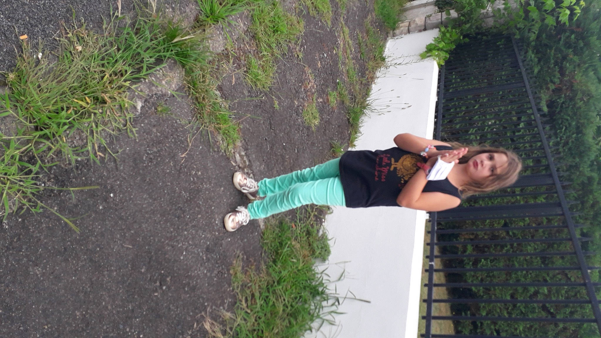 Julie participe au concours pour gagner de l'argent avec cette photo : person