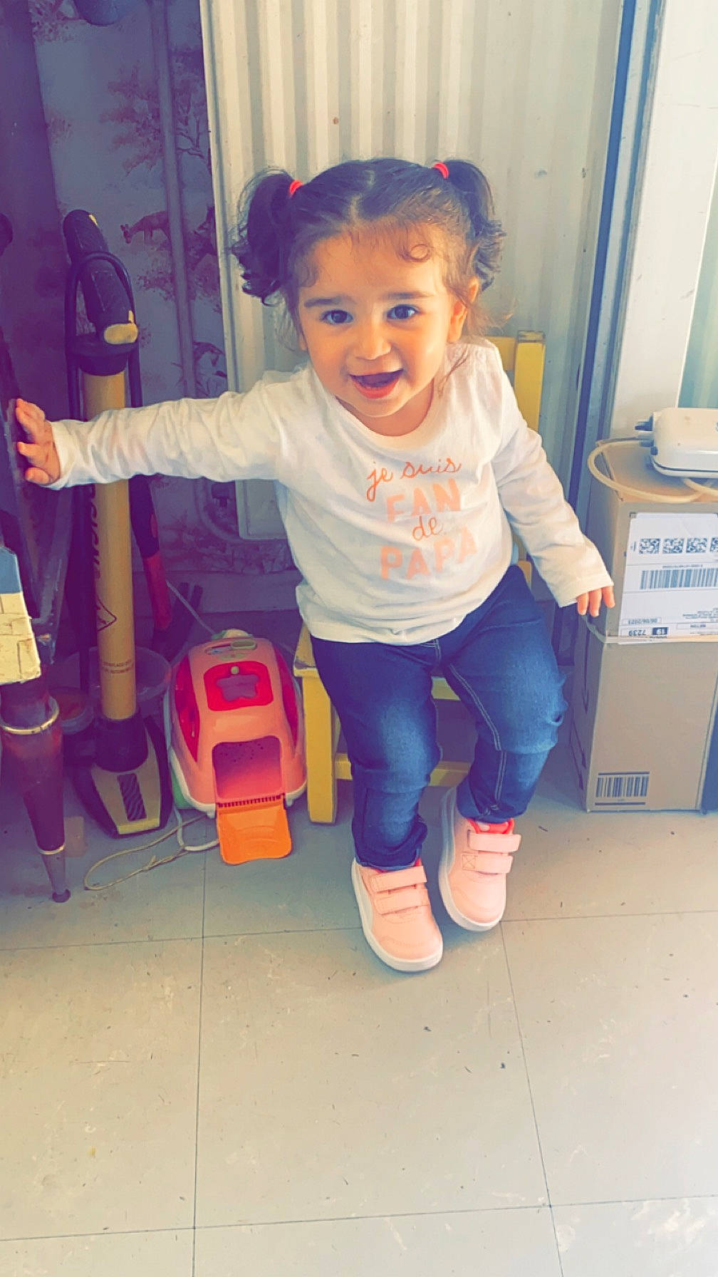 Louna participe au concours pour gagner de l'argent avec cette photo : baby_toddler_clothing, box, carton, chair, child, electric_blue, foot, fun, happy, human_leg, joy, magenta, person, play, shipping_box, sitting, sleeve, smile, standing, t_shirt