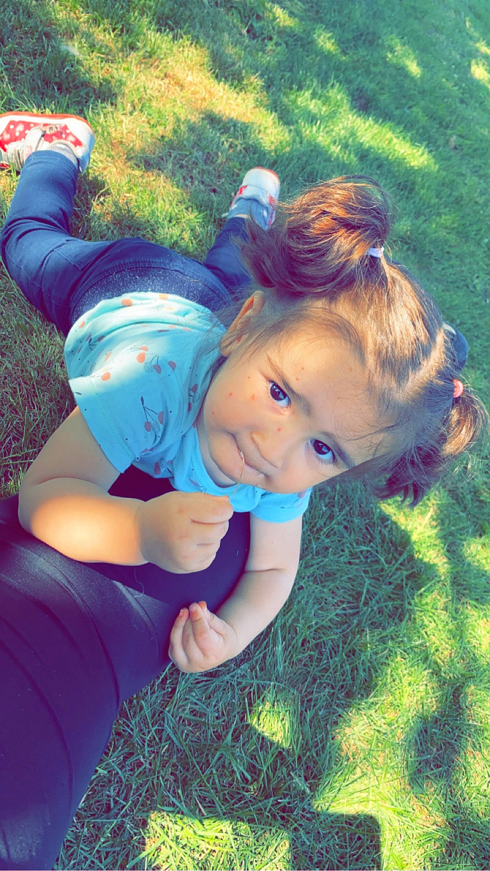 Louna participe au concours pour gagner de l'argent avec cette photo : blond, electric_blue, eye, face, flash_photography, fun, grass, grassland, green, happy, lawn, leisure, meadow, people_in_nature, person, plant, play, recreation, sitting, smile