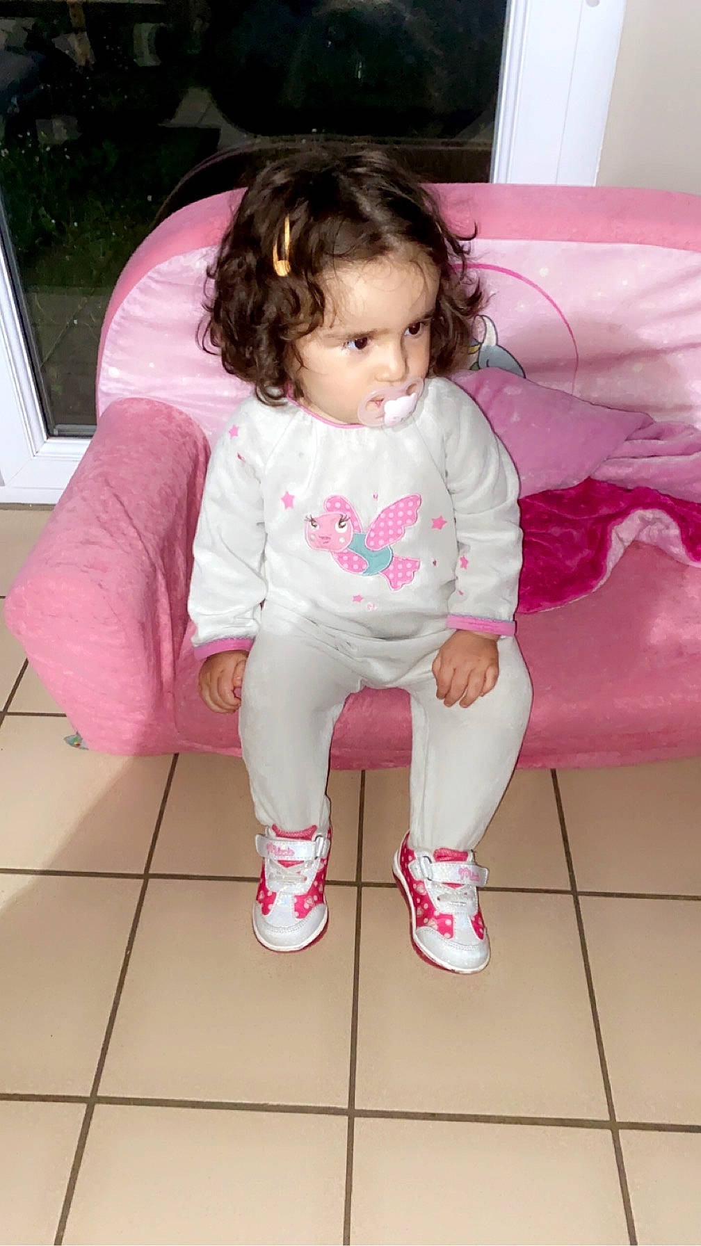 Louna a rejoint le concours — aidez-le/la à gagner de superbes lots ! baby_toddler_clothing, beauty, cheek, child, comfort, eye, happy, human_leg, leg, magenta, pattern, person, pink, shoe, sitting, skin, sleeve, sneakers, sock, textile