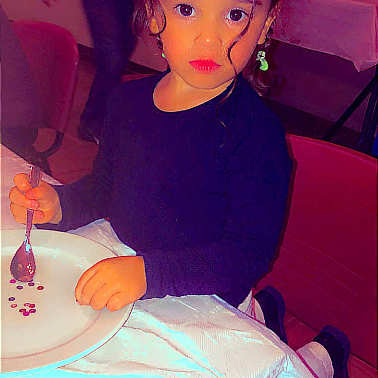 Louna participe au concours pour gagner de l'argent avec cette photo : bodypart, child, cutlery, diningtable, face, female, finger, food, fork, furniture, girl, glass, hand, head, indoors, meal, person, restaurant, sweets, table