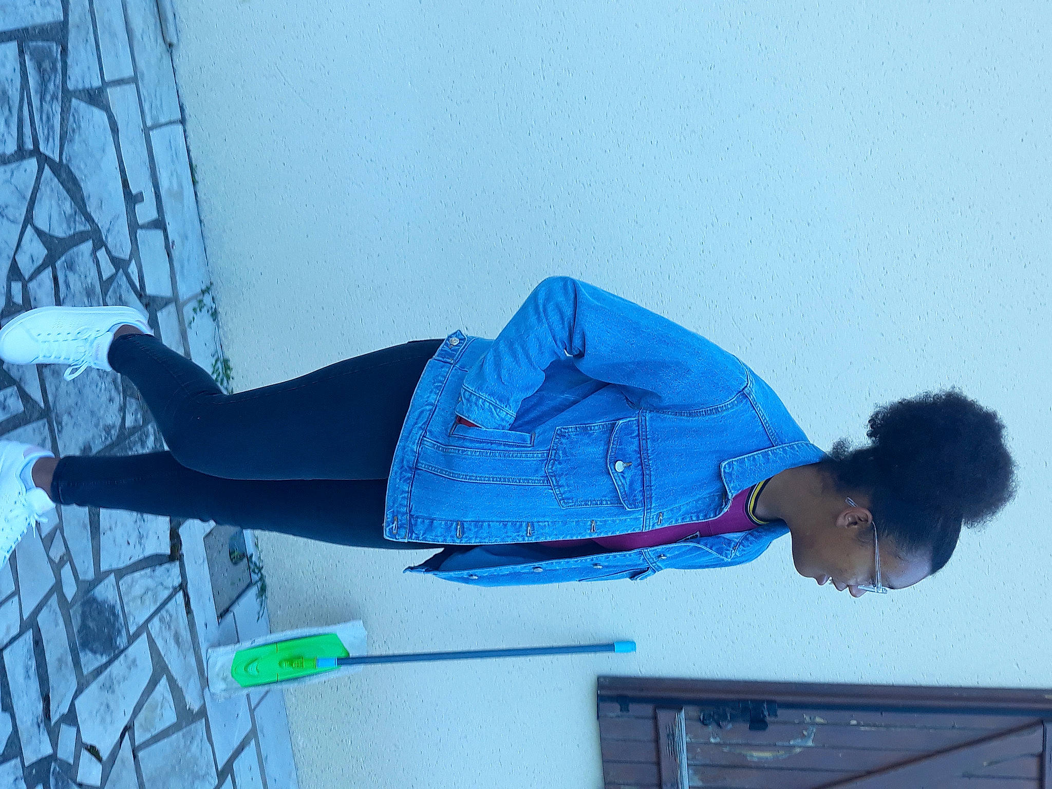 Elsa participe au concours pour gagner de l'argent avec cette photo : azure, blue, cobalt_blue, costume, electric_blue, joint, knee, majorelle_blue, person, textile, waist, walking_shoe