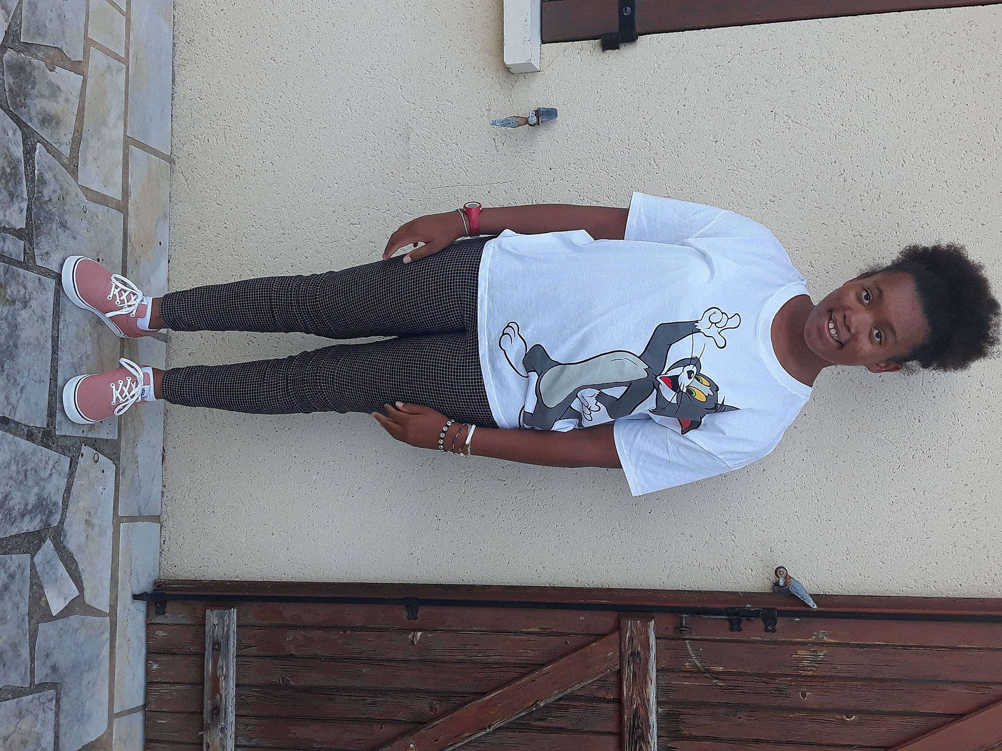 Elsa participe au concours pour gagner de l'argent avec cette photo : elbow, joint, joy, person, street_fashion, top, walking_shoe, wood_stain, wrist