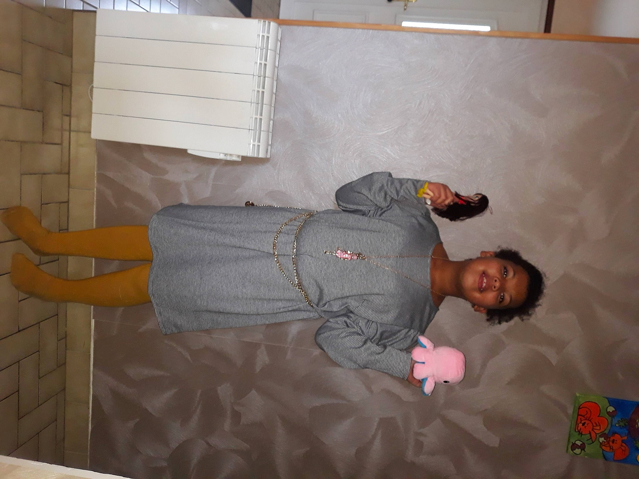 Chelsea a rejoint le concours — aidez-le/la à gagner de superbes lots ! brick, comfort, joy, person, stomach, throat, trunk, wall, wrist